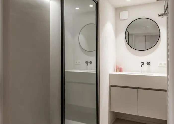 아파트 Huswell - City-view Loft With Wooden Beams And Mezzanine 헨트