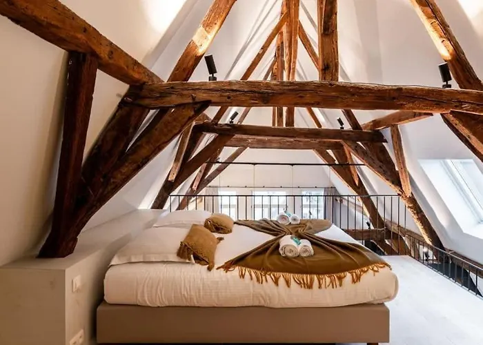 아파트 Huswell - City-view Loft With Wooden Beams And Mezzanine *